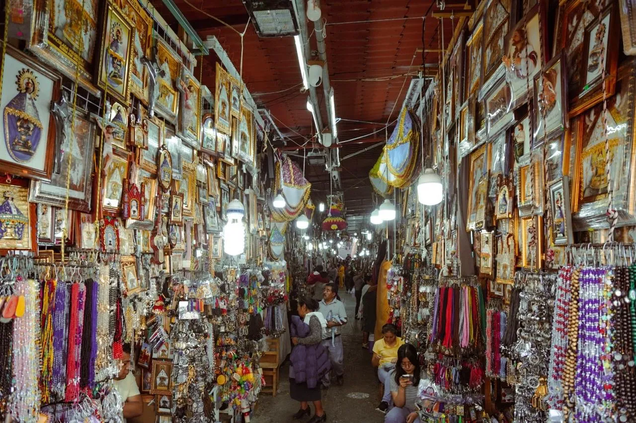 Pasillos llenos de artesanías y recuerdos de la Virgen de Juquila