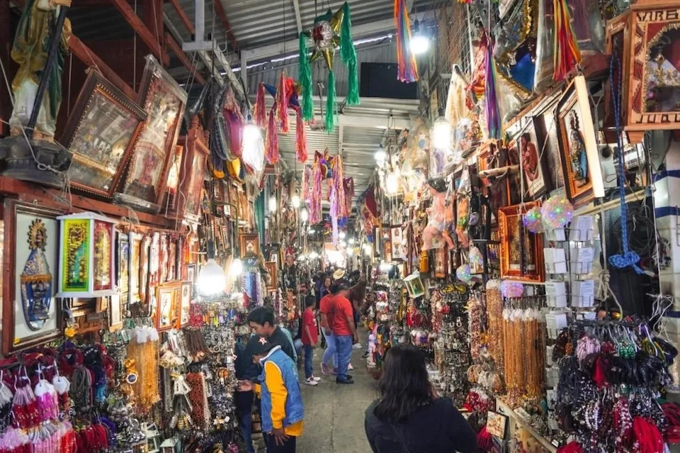 Locales comerciales de artesanías en el mercado de Juquila Oaxaca